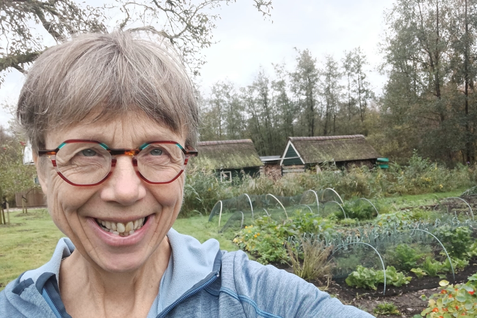 Marjo Disseldorp in de tuin van De Imme